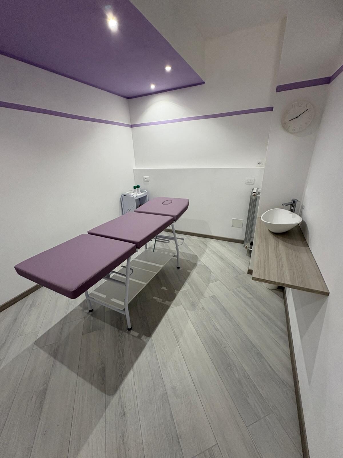 Cabina trattamenti con lettino lilla